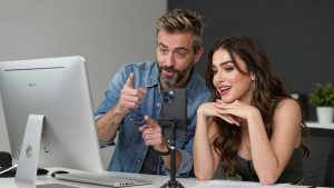 Influenceri și vedete colaborând la proiecte creative.